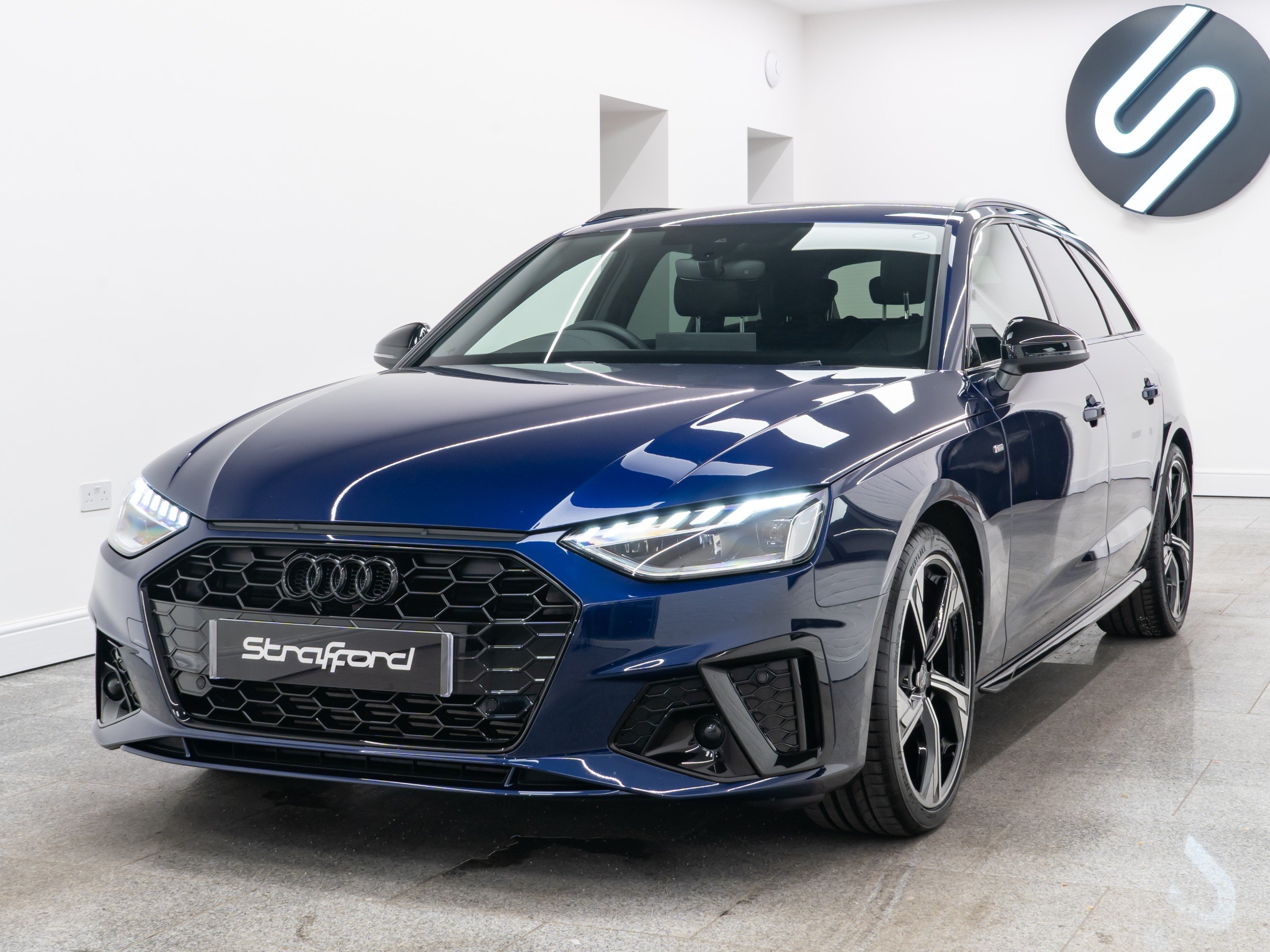 Audi A4 Avant listing photo